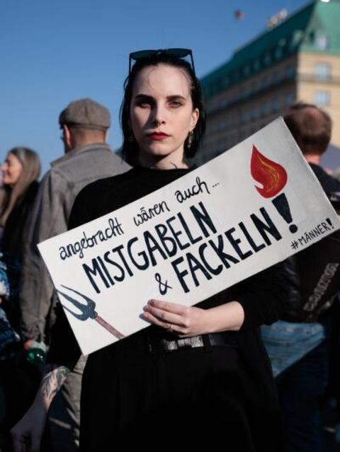Teilnehmerin der Demo „Gegen sexualisierte digitale Gewalt – Solidarität mit allen Opfern“ in Berlin.