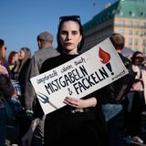 Teilnehmerin der Demo „Gegen sexualisierte digitale Gewalt – Solidarität mit allen Opfern“ in Berlin.