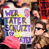 Auf Plakaten stand: „Wer Täter schützt, ist Täter“ oder...