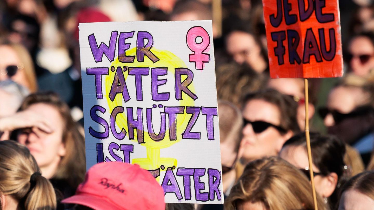 Auf Plakaten stand: „Wer Täter schützt, ist Täter“ oder...