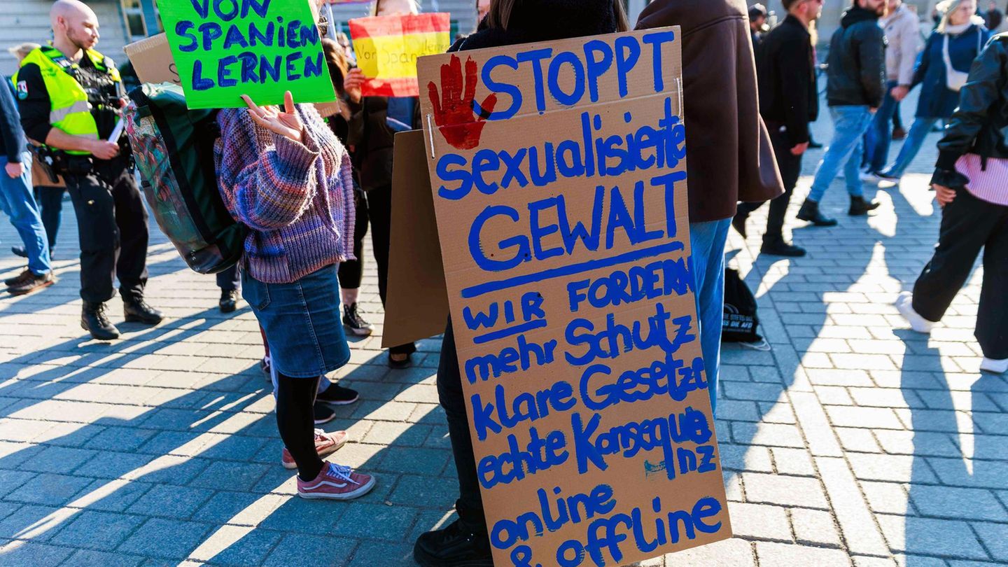 Teilnehmer der Demo „Gegen sexualisierte digitale Gewalt – Solidarität mit allen Opfern“ in Berlin.