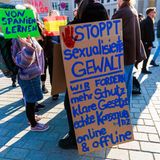 Teilnehmer der Demo „Gegen sexualisierte digitale Gewalt – Solidarität mit allen Opfern“ in Berlin.