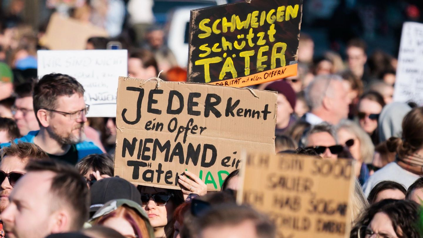Teilnehmer der Demo „Gegen sexualisierte digitale Gewalt – Solidarität mit allen Opfern“ in Berlin.