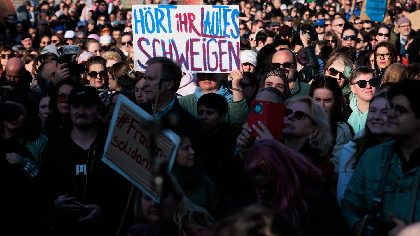 Teilnehmer der Demo „Gegen sexualisierte digitale Gewalt – Solidarität mit allen Opfern“ in Berlin.