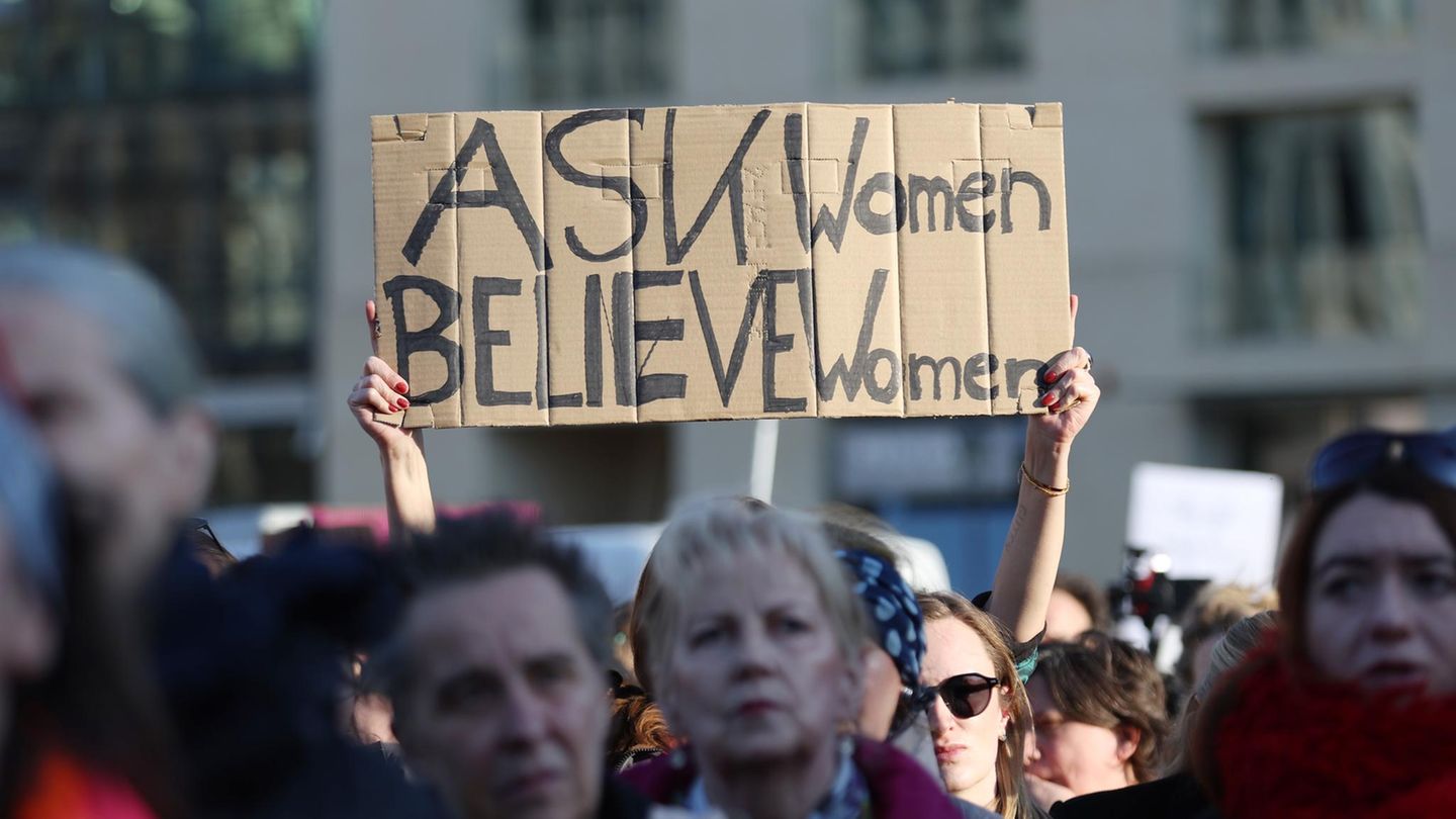 Teilnehmer der Demo „Gegen sexualisierte digitale Gewalt – Solidarität mit allen Opfern“ in Berlin.