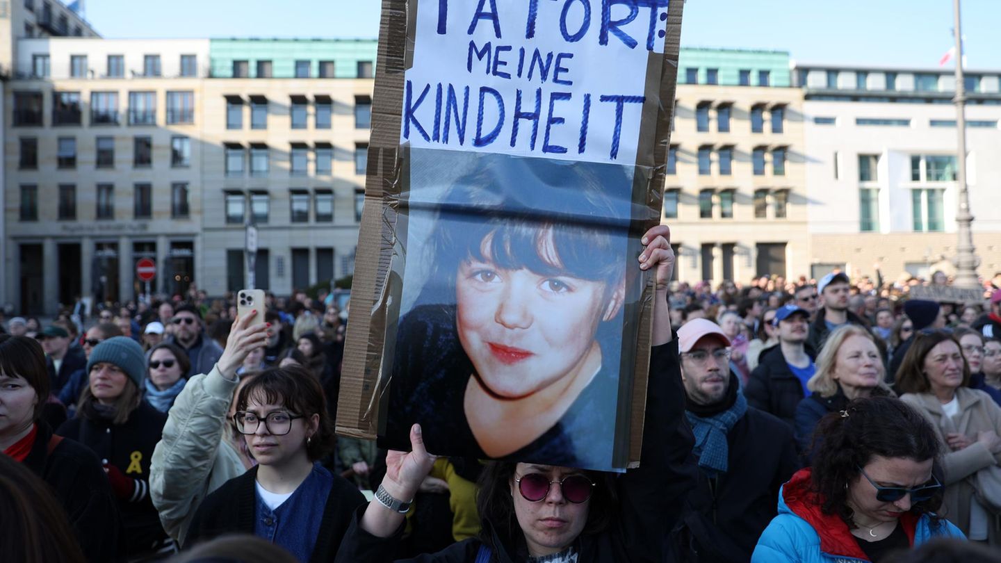 Teilnehmerin der Demo „Gegen sexualisierte digitale Gewalt – Solidarität mit allen Opfern“ in Berlin.