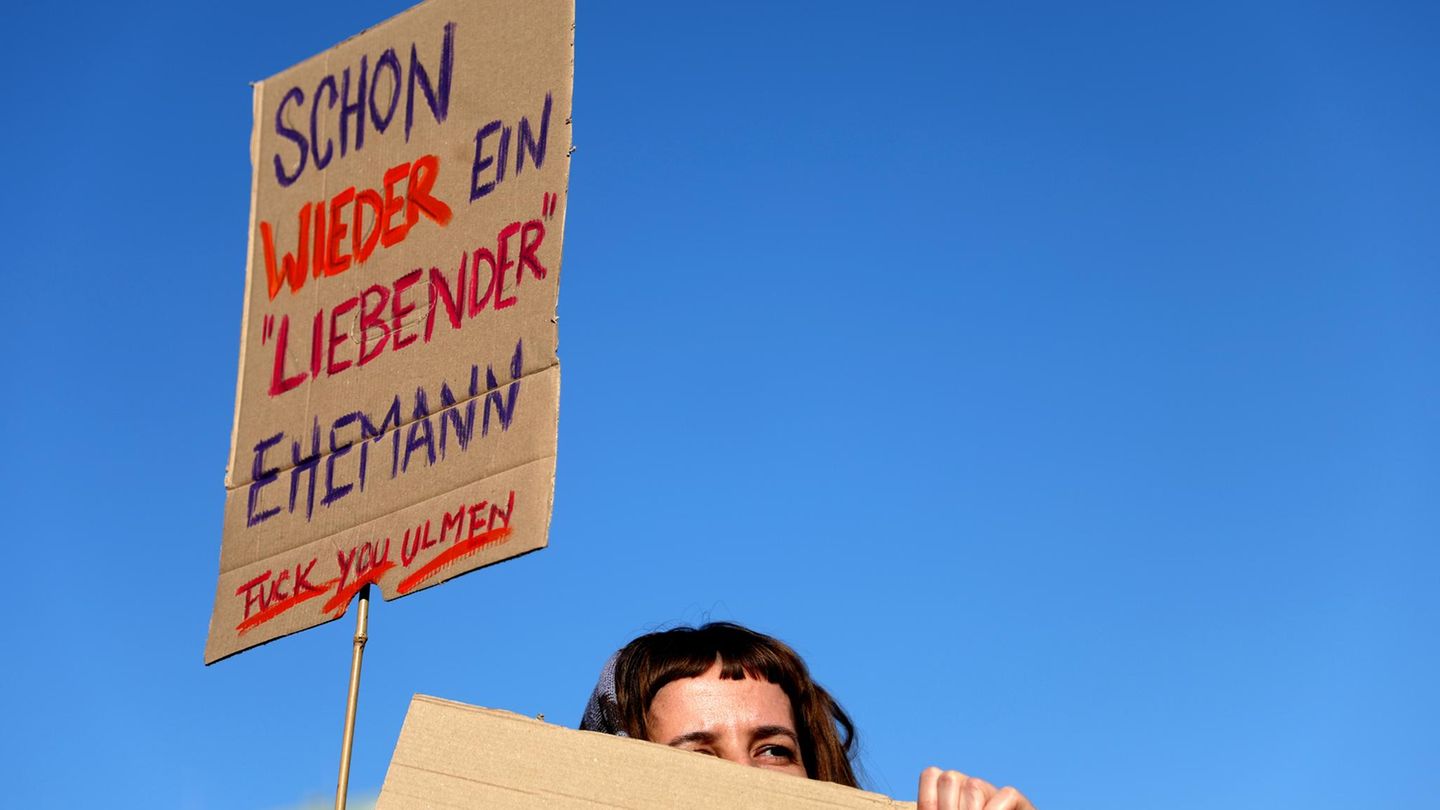 Teilnehmerin der Demo „Gegen sexualisierte digitale Gewalt – Solidarität mit allen Opfern“ in Berlin.