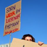 Teilnehmerin der Demo „Gegen sexualisierte digitale Gewalt – Solidarität mit allen Opfern“ in Berlin.