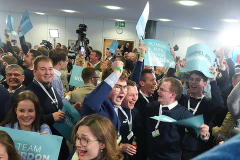 Jubelnde Menschen auf der CDU-Wahlparty in Rheinland-Pfalz