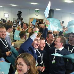 Jubelnde Menschen auf der CDU-Wahlparty in Rheinland-Pfalz