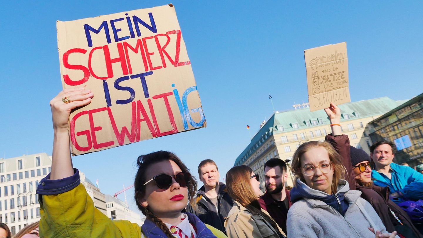 Teilnehmerin der Demo „Gegen sexualisierte digitale Gewalt – Solidarität mit allen Opfern“ in Berlin.