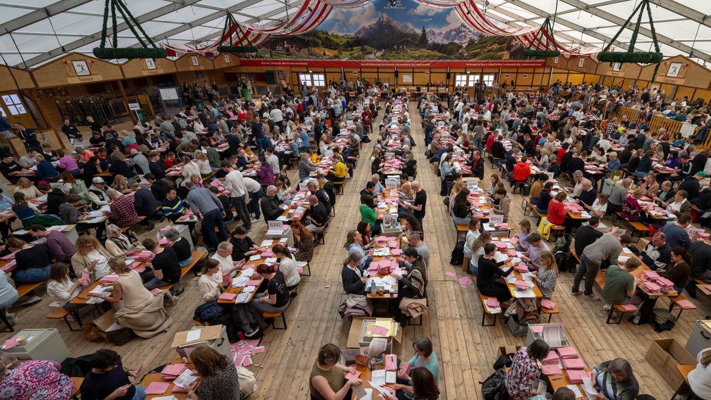 Weil die Messehallen belegt waren, wurden die Briefwahlunterlagen in Augsburg in einem Bierzelt ausgezählt. Foto: Stefan Puchner