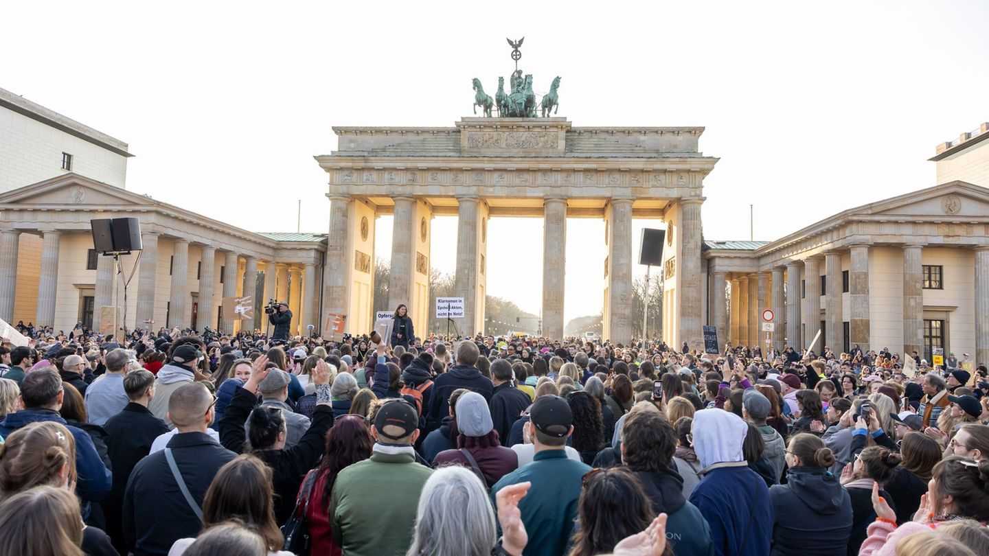 Die Kundgebung am Brandenburger Tor fand nach Angaben der Veranstalter wegen der aktuellen Diskussion in Solidarität mit der Mod