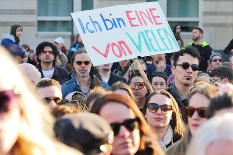 Eines der Schilder auf einer Demonstration gegen sexualisierte digitale Gewalt am 22. März in Berlin.