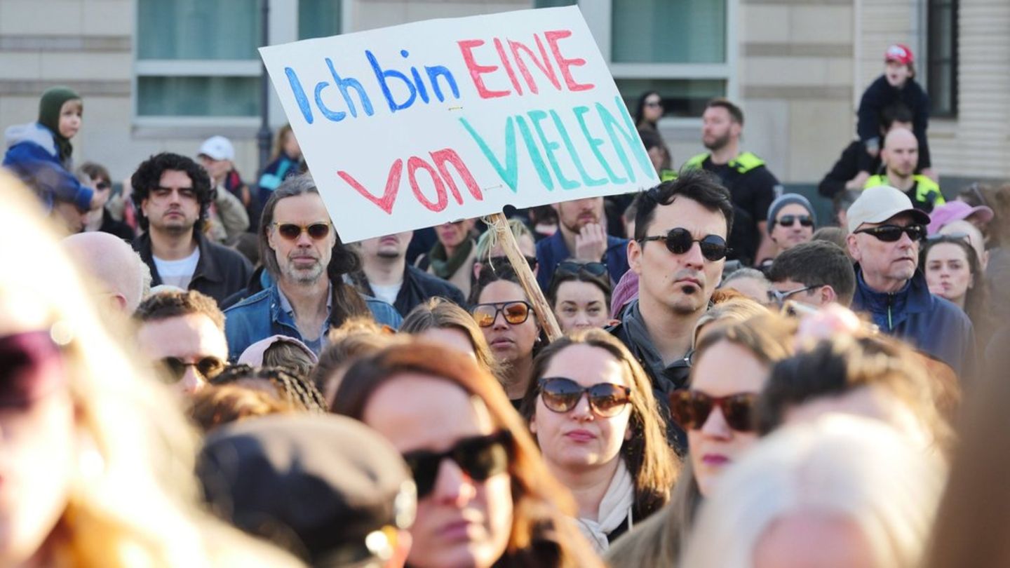 Eines der Schilder auf einer Demonstration gegen sexualisierte digitale Gewalt am 22. März in Berlin.