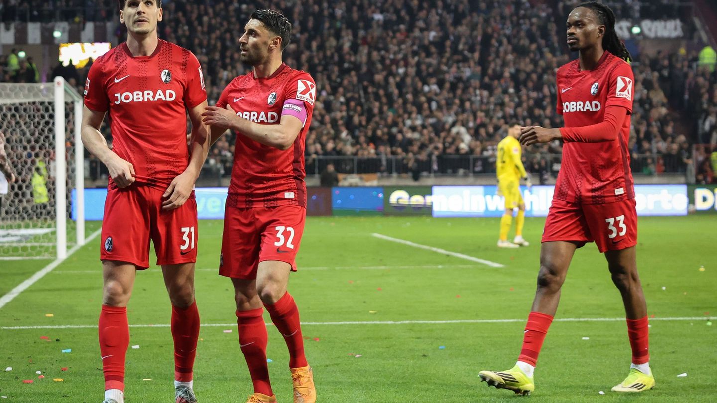 Igor Matanovic (l) traf doppelt für den SC Freiburg. Foto: Christian Charisius/dpa