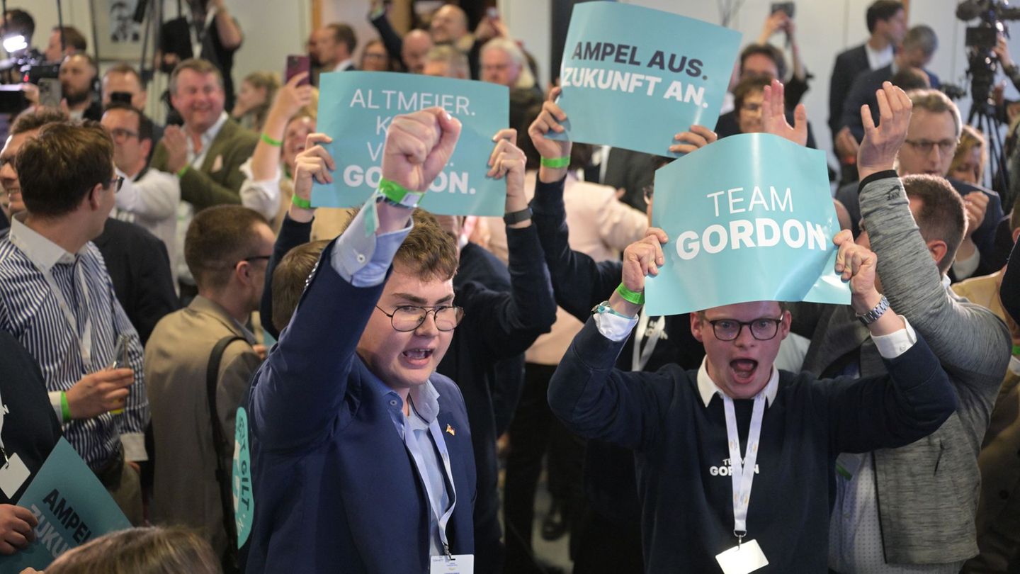 Das Team Gordon Schnieder hat allen Grund zur Freude. Foto: Hannes Albert/dpa