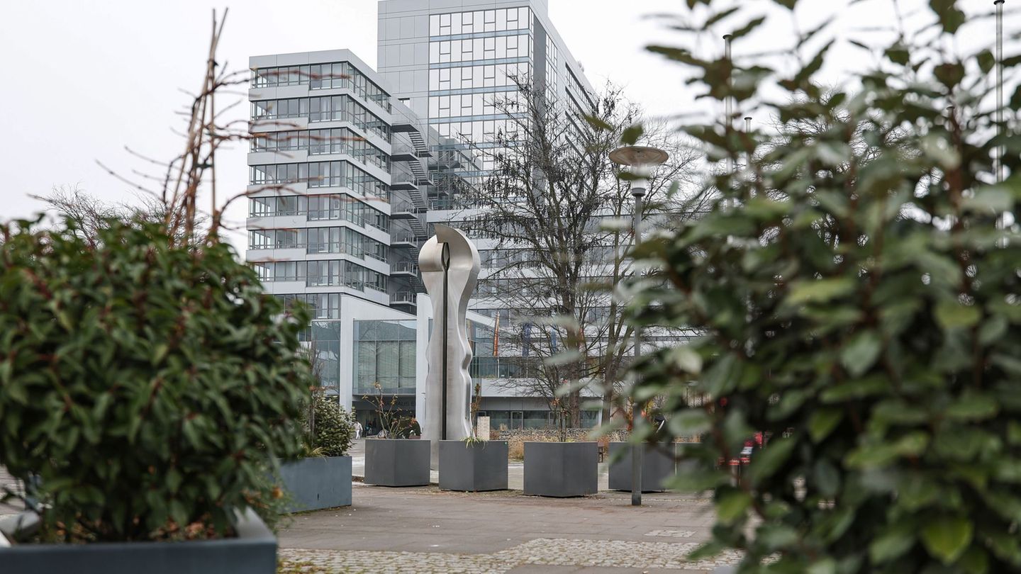 Das Rathaus in Erlangen ist künftig in CSU-Hand. (Archivbild) Foto: Daniel Löb/dpa