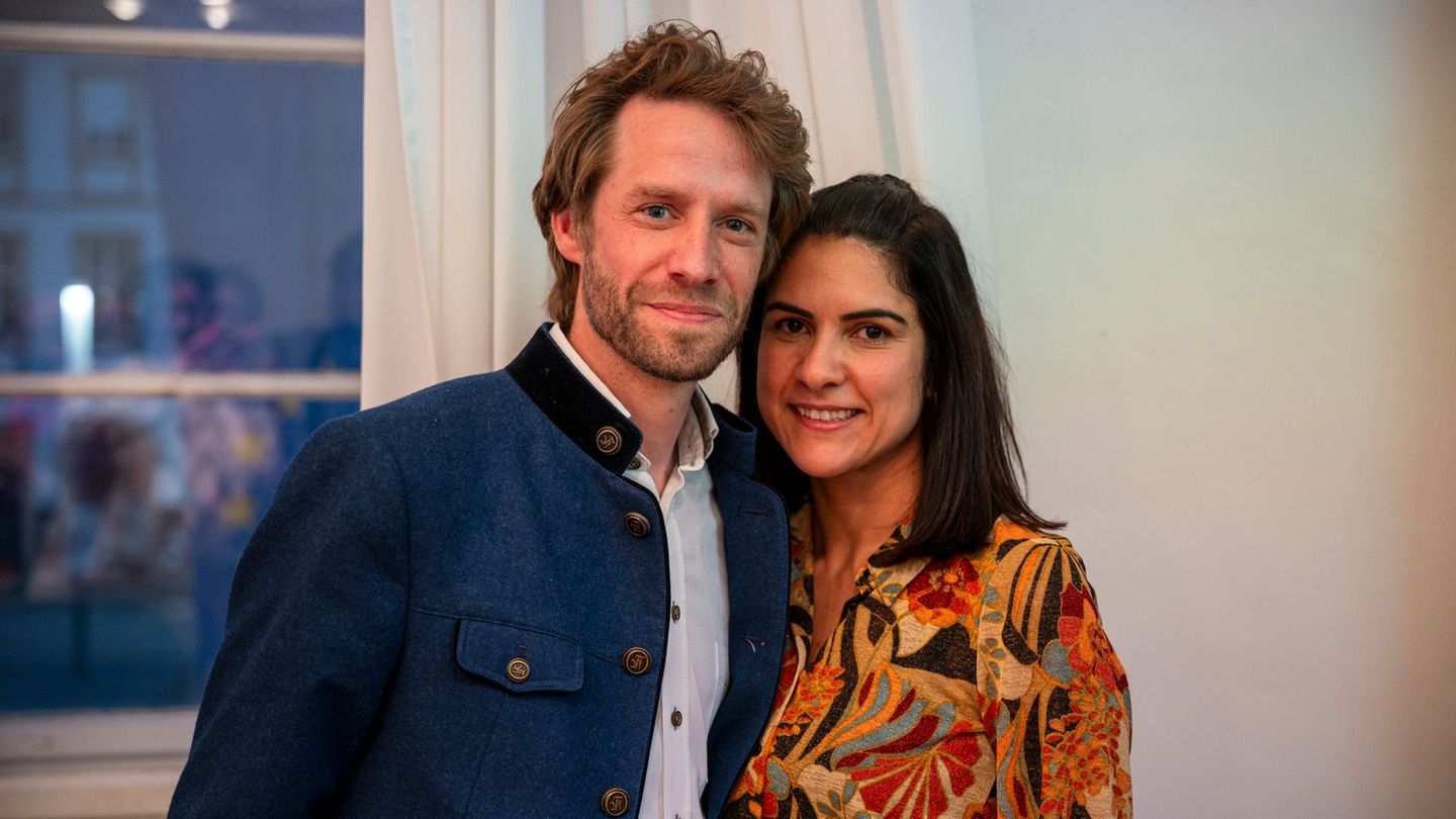 Sebastian Niedermaier (SPD) freut sich zusammen mit seiner Frau Andrielly über seinen Wahlsieg bei der Stichwahl des Oberbürgerm