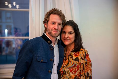 Sebastian Niedermaier (SPD) freut sich zusammen mit seiner Frau Andrielly über seinen Wahlsieg bei der Stichwahl des Oberbürgerm