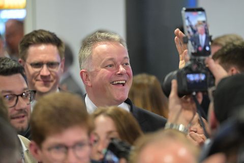 Wahlsieger Schnieder strahlt. Foto: Hannes Albert/dpa