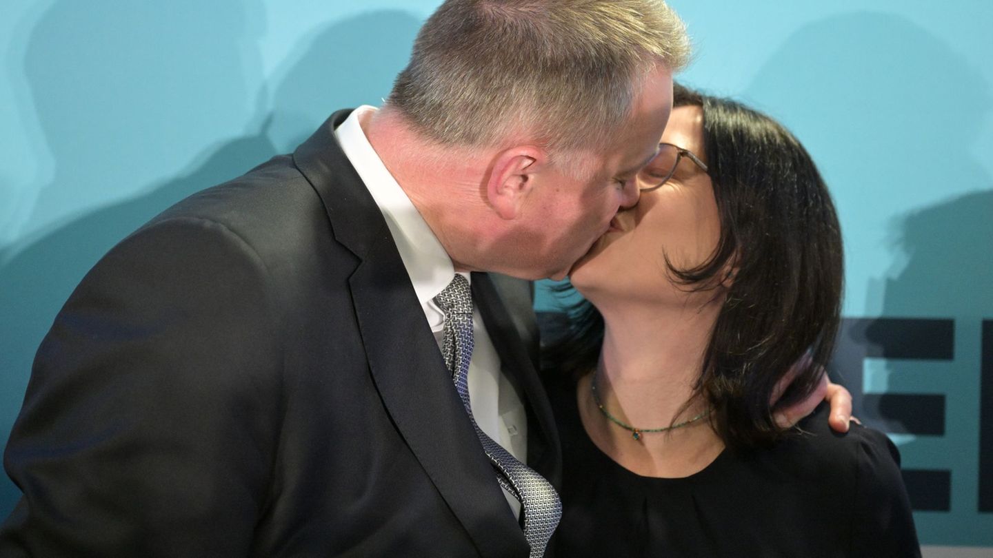 CDU-Wahlsieger Gordon Schnieder und seine Ehefrau Diane küssen sich auf der Bühne der CDU-Wahlparty. Foto: Hannes Albert/dpa