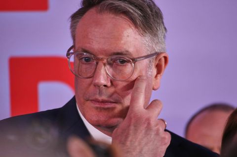 Sichtlich bedient am Wahlabend in Rheinland-Pfalz: Ministerpräsident Alexander Schweitzer (SPD)