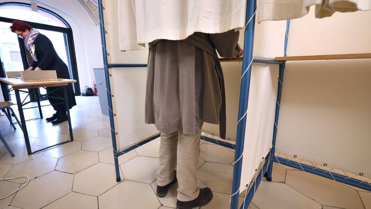 In Salzweg ist der Amtsinhaber im Rathaus seinen Job los. (Symbolbild) Foto: Karl-Josef Hildenbrand/dpa