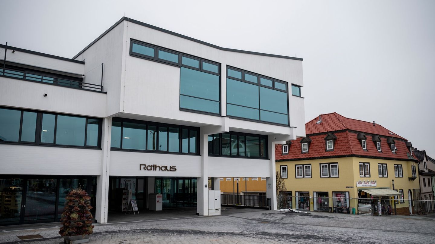 Ins Rathaus von Neustadt b. Coburg zieht bald ein neuer Oberbürgermeister ein. (Archivbild) Foto: Daniel Vogl/dpa