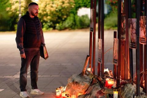 "Tatort: Fackel" anglehnt an das Feuer im Grenfell Tower: Hamza Kulina (Edin Hasanovic) steht vor dem Mahnmal