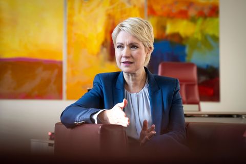 Mecklenburg-Vorpommern Ministerpräsidentin Manuela Schwesig (SPD) argumentiert: Entweder die AfD kommt - oder sie bleibt. (Archi