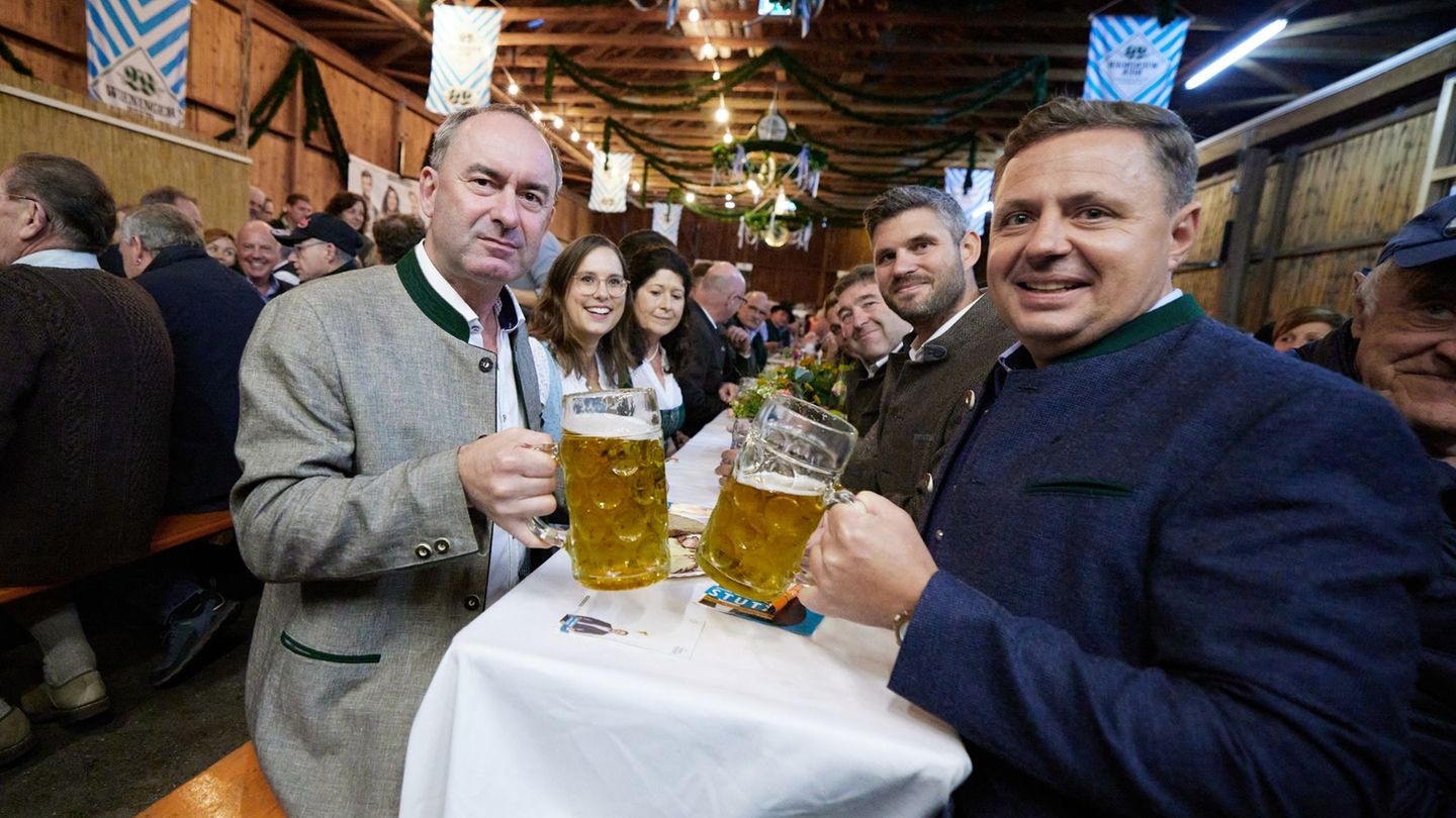 Michael Koller, hier mit seinem Parteichef Hubert Aiwanger, wird Landrat im Berchtesgadener Land. (Archivfoto) Foto: Tobias C. K