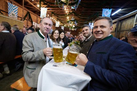 Michael Koller, hier mit seinem Parteichef Hubert Aiwanger, wird Landrat im Berchtesgadener Land. (Archivfoto) Foto: Tobias C. K