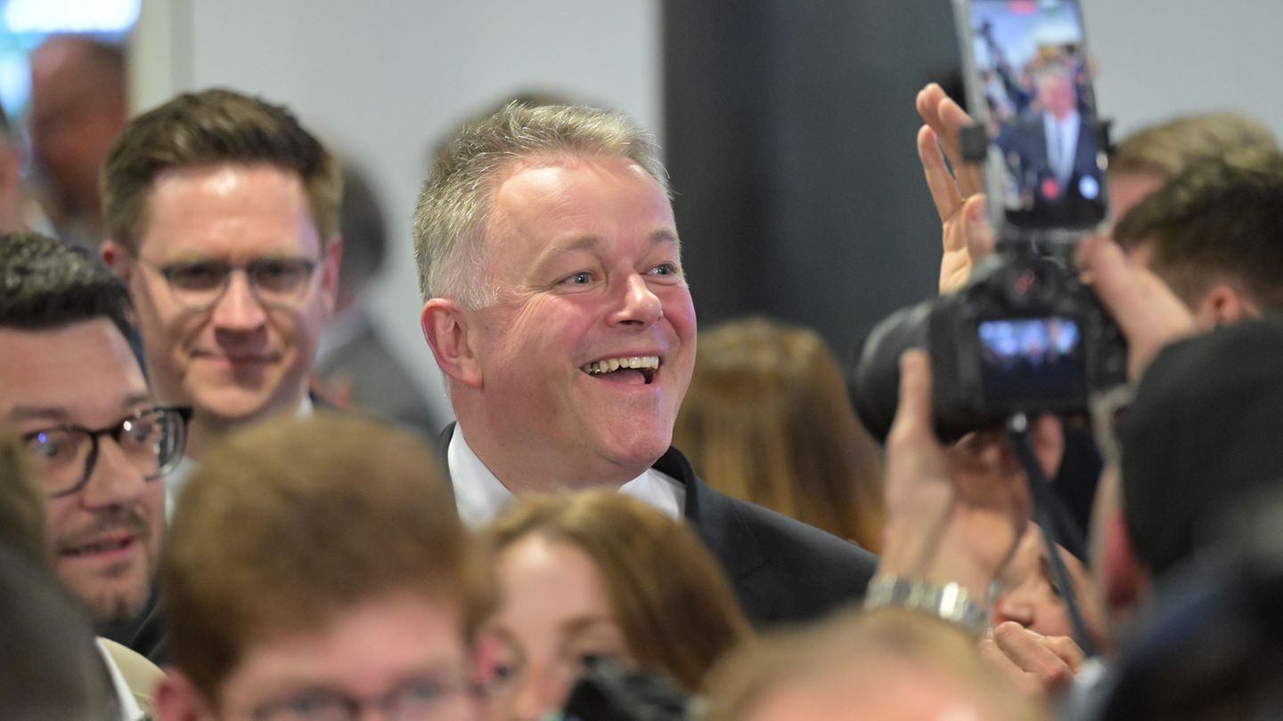 Wahlsieger Schnieder strahlt. Foto: Hannes Albert/dpa