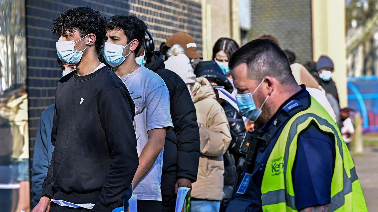 Menschen stehen Schlange für eine Meningitis-Impfung