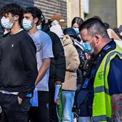 Menschen stehen Schlange für eine Meningitis-Impfung