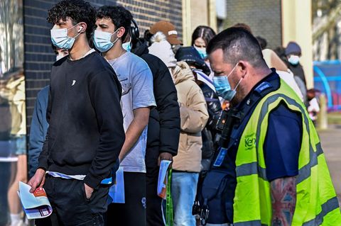 Menschen stehen Schlange für eine Meningitis-Impfung