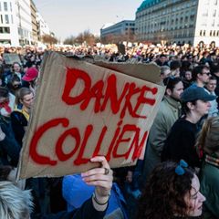 Demonstrantin hält ein Schild hoch: „Danke Collien“