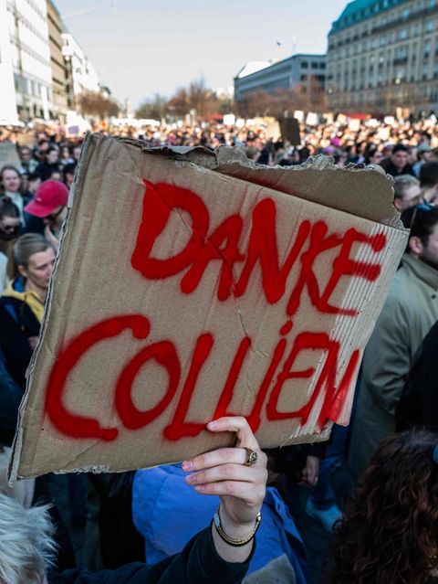 Demonstrantin hält ein Schild hoch: „Danke Collien“