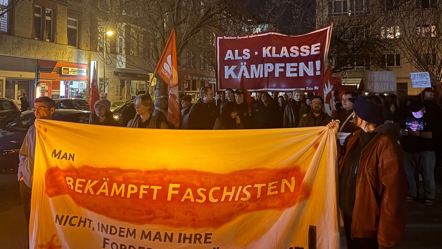Immer wieder waren auf der Demo lautstarke Parolen zu hören. Foto: Philipp Rahn/dpa