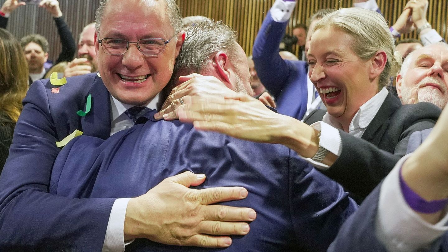 AfD-Parteichefin Weidel und Co-Chef Chrupalla (links) jubeln mit Spitzenkandidat Bollinger (Mitte). Foto: Andreas Arnold/dpa