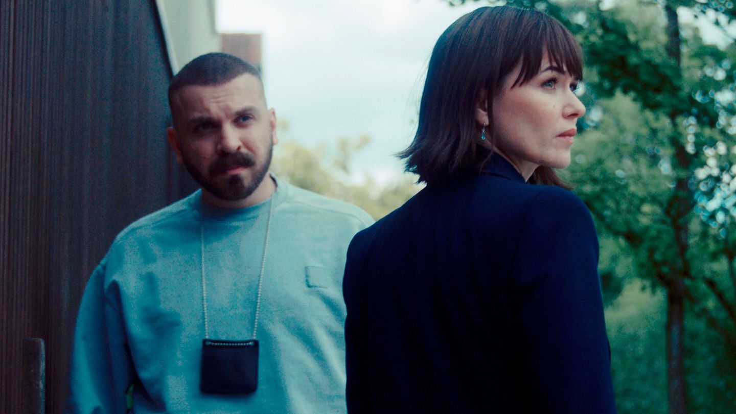 Hamza Kulina (Edin Hasanovic) und Maryam Azadi (Melika Foroutan) untersuchen im "Tatort: Fackel" eine fünf Jahre zurückliegende Brandkatastrophe in einem Frankfurter Sozialbau.