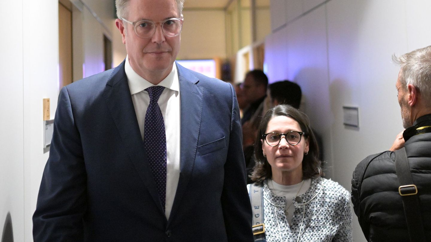 Schweitzer am Abend der Wahlniederlage in Rheinland-Pfalz an der Seite seiner Frau. Foto: Hannes Albert/dpa