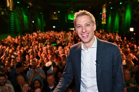 Künftiger Oberbürgermeister von München Dominik Krause steht auf der Grünen-Wahlparty