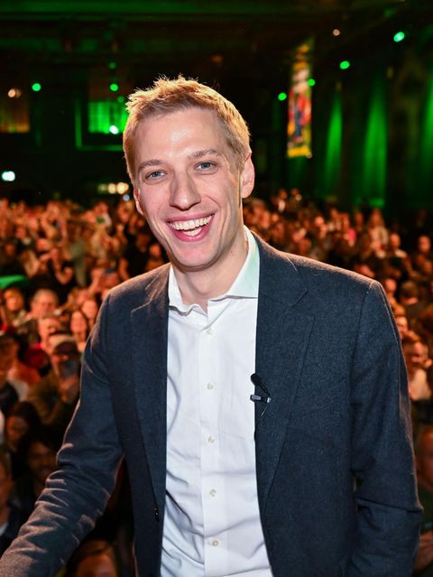 Künftiger Oberbürgermeister von München Dominik Krause steht auf der Grünen-Wahlparty