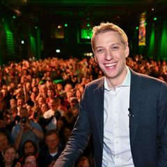 Künftiger Oberbürgermeister von München Dominik Krause steht auf der Grünen-Wahlparty