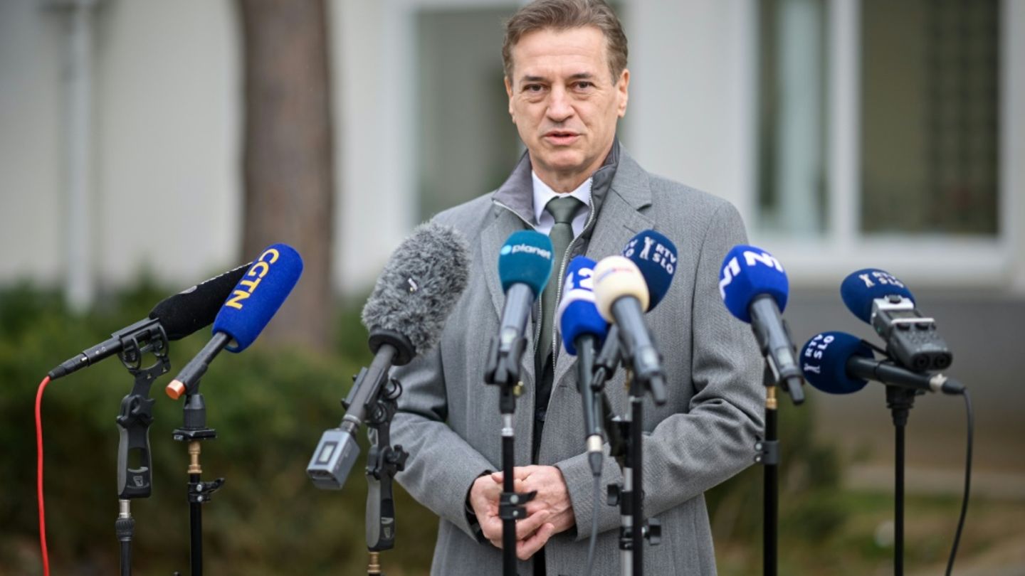 Golob vor seinem Wahllokal