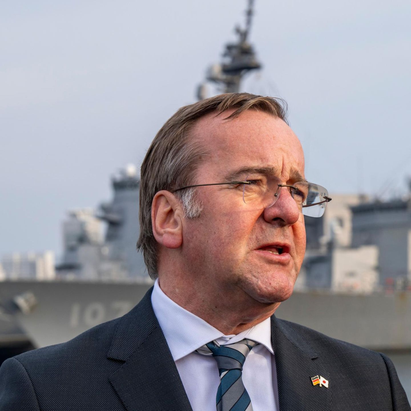 Verteidigungsminister Boris Pistorius bei der ersten Station seiner Asienreise in Japan