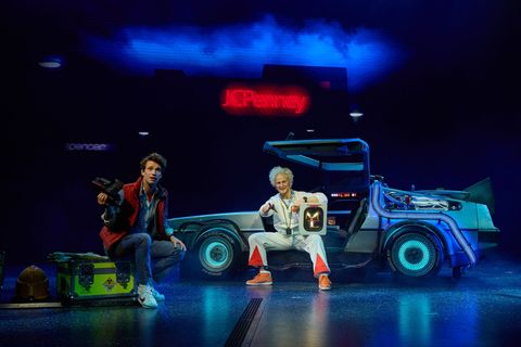 Marty McFly und Doc Brown brauchen mit ihrem Kultauto in der Zukunft keine Straßen. Foto: Georg Wendt/dpa
