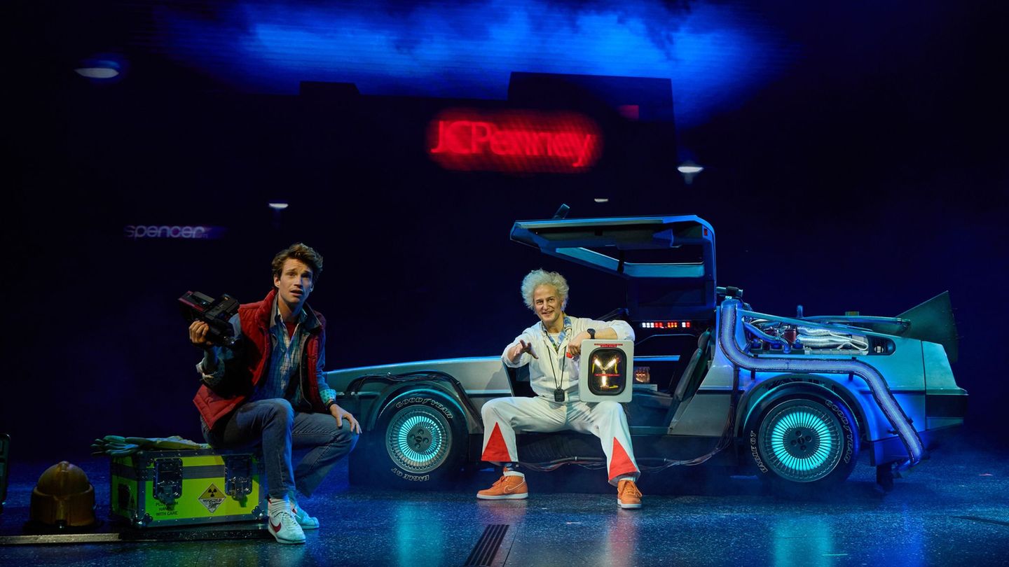 Marty McFly und Doc Brown brauchen mit ihrem Kultauto in der Zukunft keine Straßen. Foto: Georg Wendt/dpa